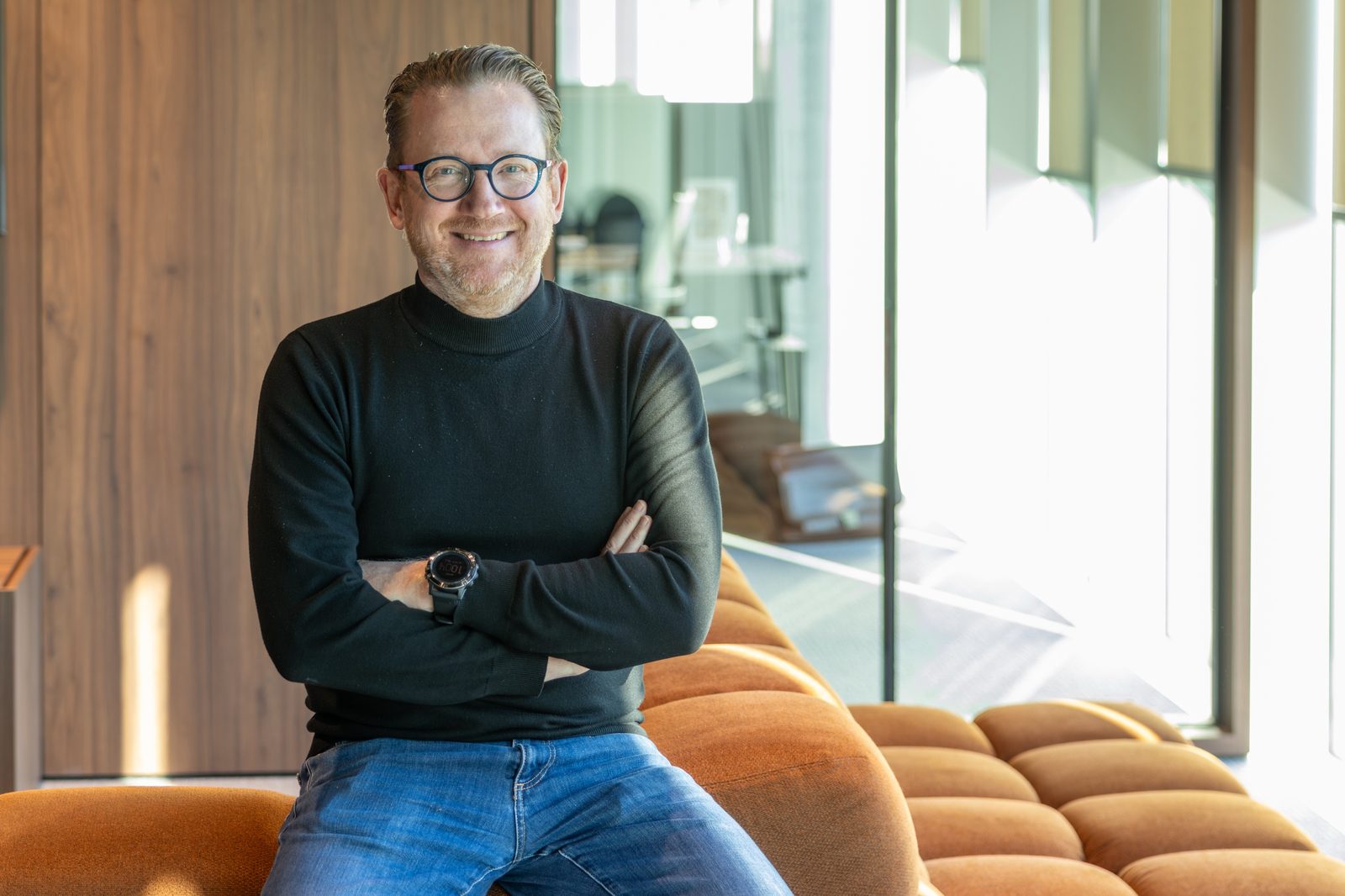 Philippe Dingemans, oprichter van Matchplay, met gekruiste armen in een lichte kantoorruimte